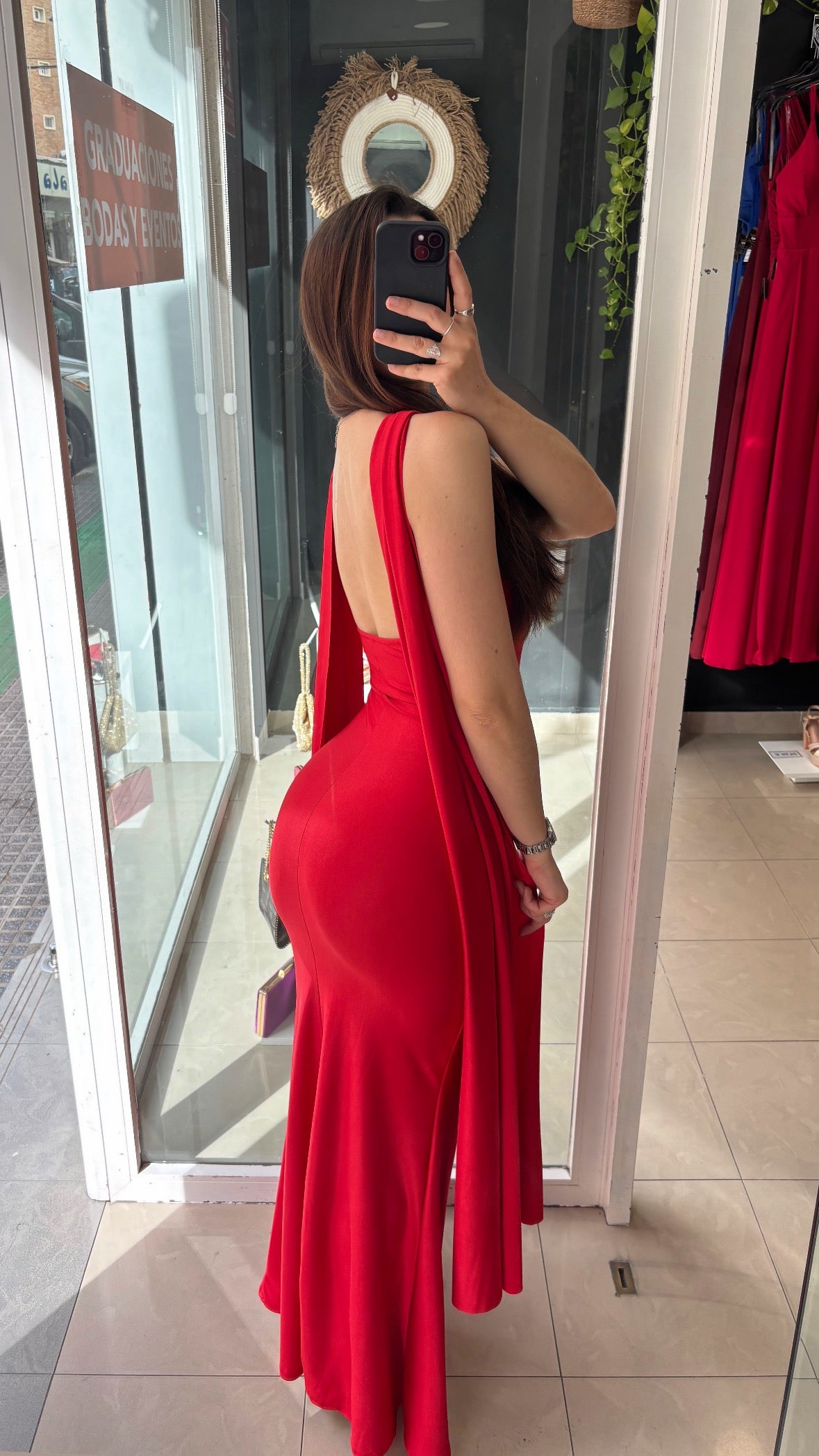 Vestido Capa Abertura Escote