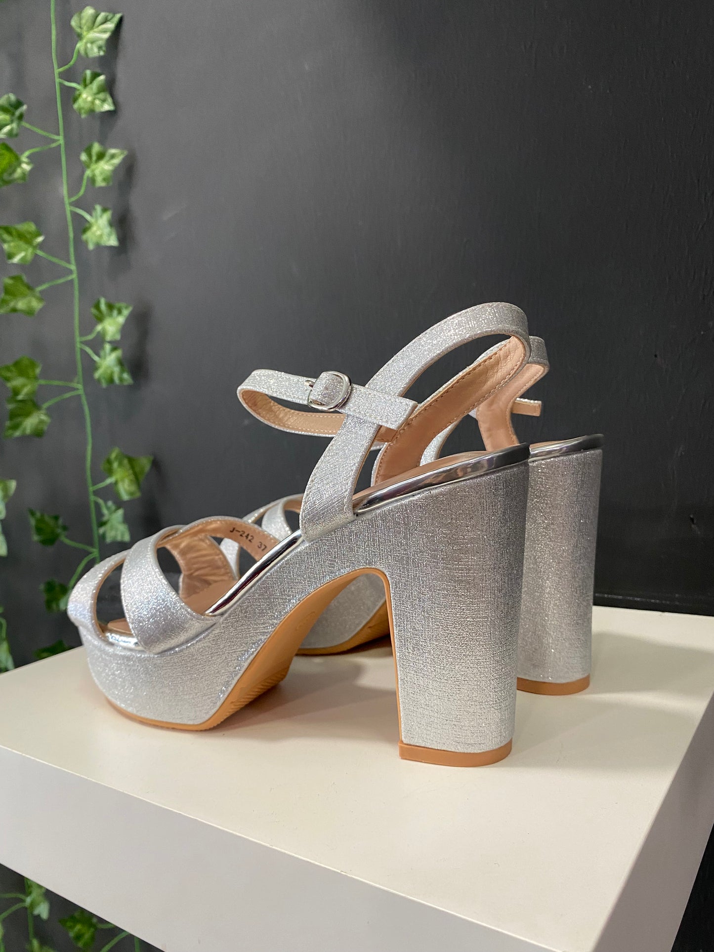 Tacón Plateado Brillo