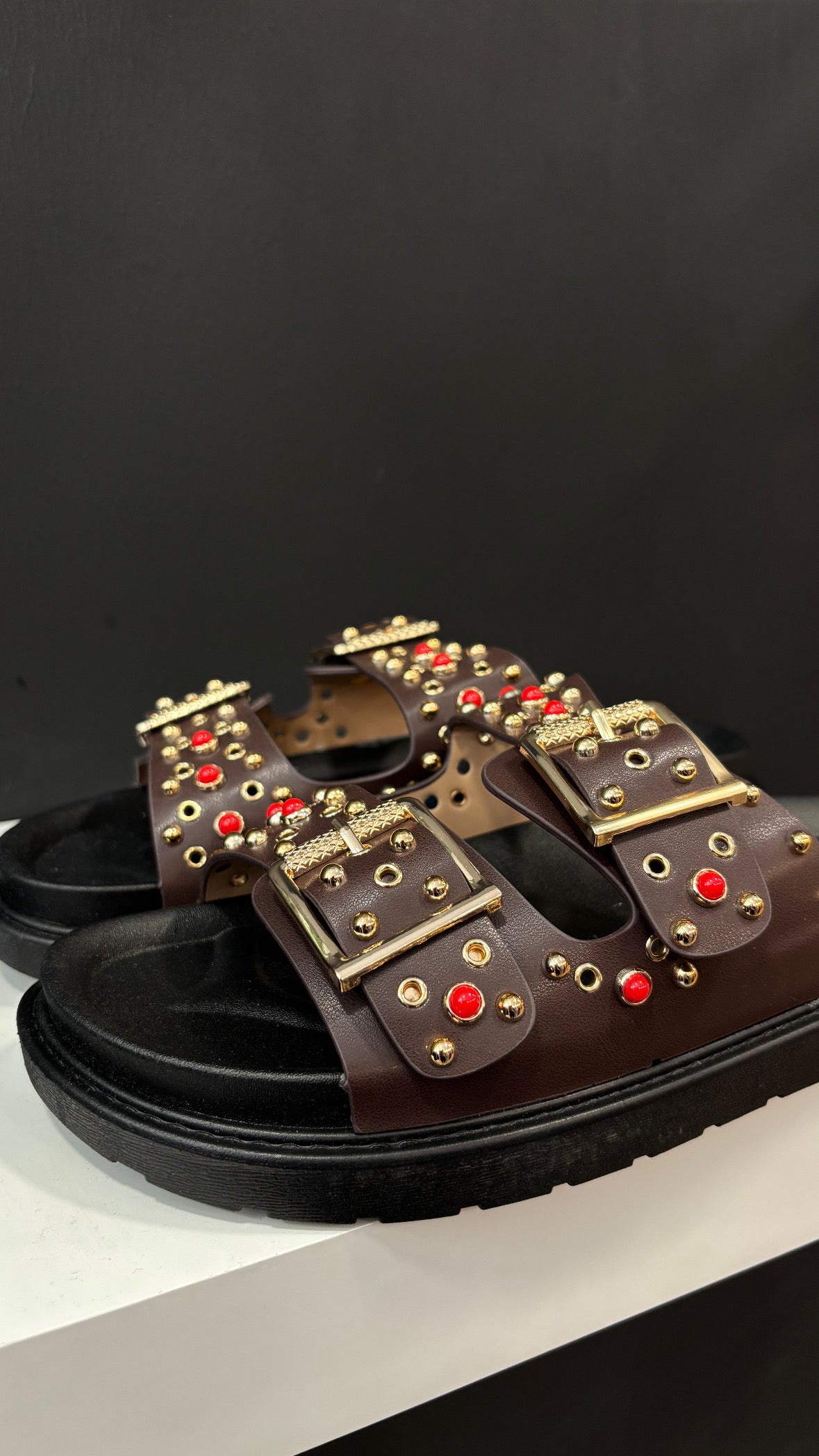 Sandalias Marrón Tachuelas